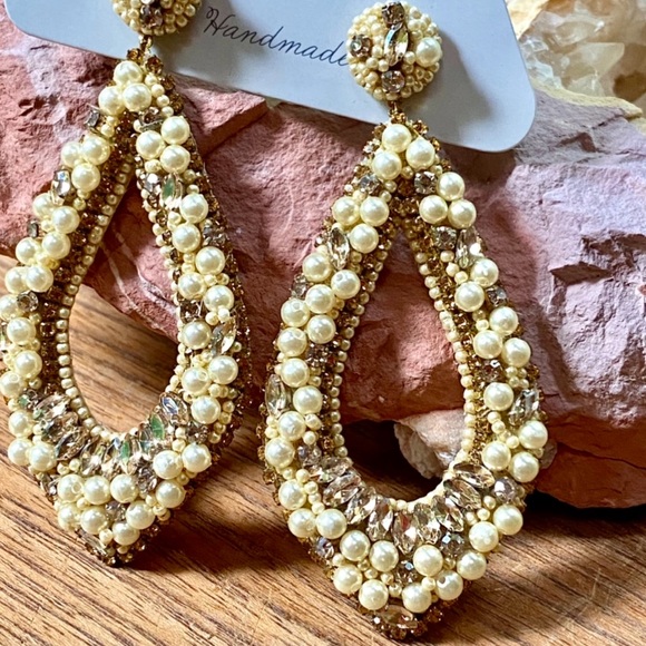 🌺🎉HP🎉🌺 NWT Deepa Gurnani Pearl & Crystal Hoop Chandeliers - Picture 11 of 16